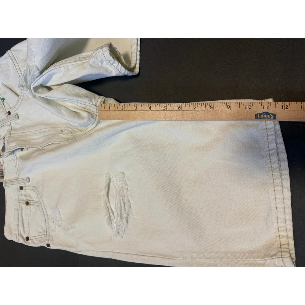 LEVI'S 569 - Men's Loose Straight Shorts - White Distressed Denim - Size 32 NWT